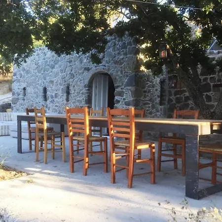 Vila My Old Stone House In A 2 000 Sqm Private Garden With Fab Glamping Tent Mandrákion